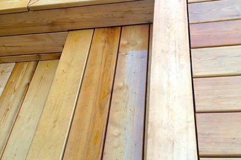 Détail de jonction escalier et terrasse en bois