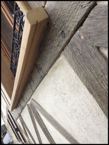 Détail de finition d'enduit chanvre et chaux pour colombages en Normandie