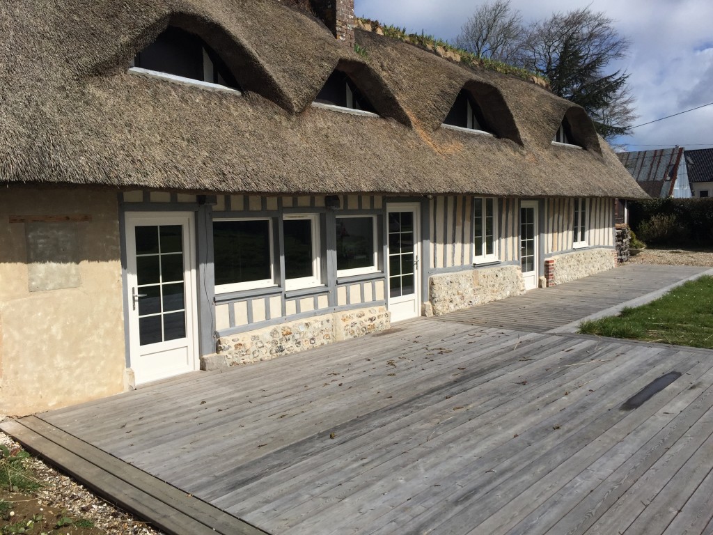 Rénovation de Meulière Normande avec toit en chaume